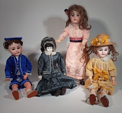 Reunion de 4 poupées dont un bébé Allemand...