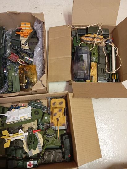 Lot de 9 cartons de vehicules militaires,...