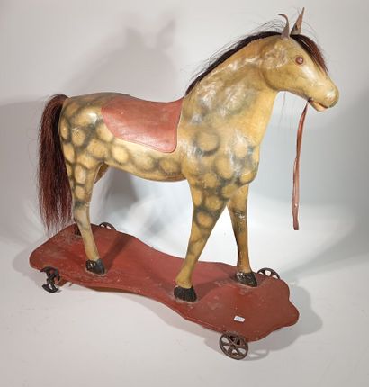 Cheval en composition peint, selles en simili...