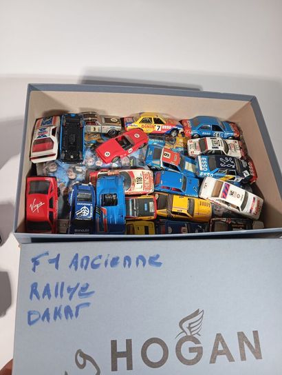 Lot de voitures miniatures de differentes...