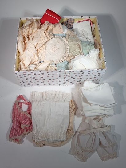 Important lot de vêtements, dessous, chaussettes...