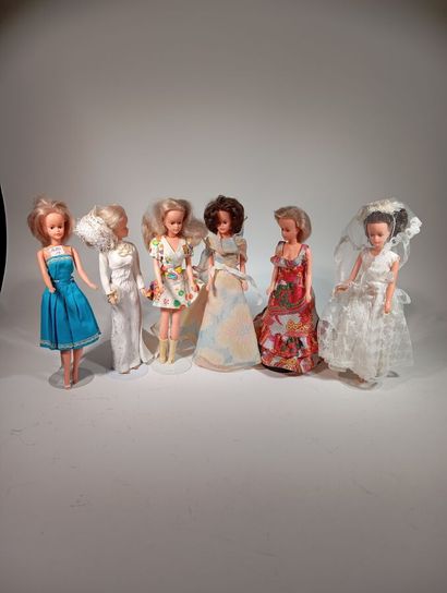 Reunion of 6 Tressy mannequin dolls with...