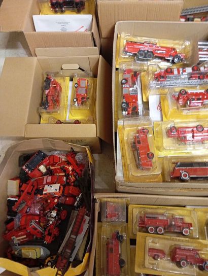 Lot de 12 cartons de vehicules de pompiers...