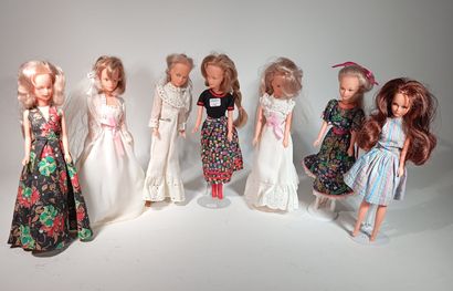 Reunion of 7 Tressy mannequin dolls from...