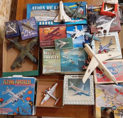 Lot d'Avions divers et maquettes de fabrication...