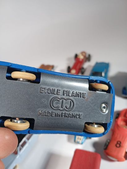 Lot de voitures miniatures dont Super Champion,...