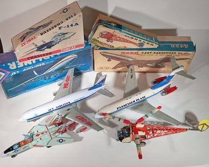 Reunion de 7 avions et helicopteres en tôle...