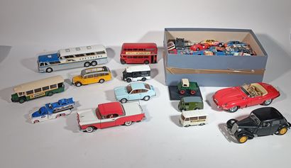 Lot de voitures miniatures de differentes...