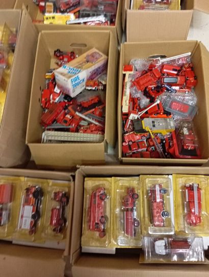 Lot de 12 cartons de vehicules de pompiers...