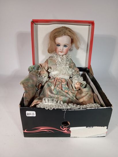 Poupée modele SFBJ 301, corps articulé en...