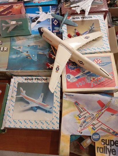 Lot d'Avions divers et maquettes de fabrication...