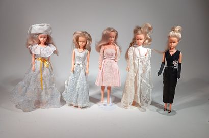 Reunion of 5 Tressy stiff-legged mannequin...