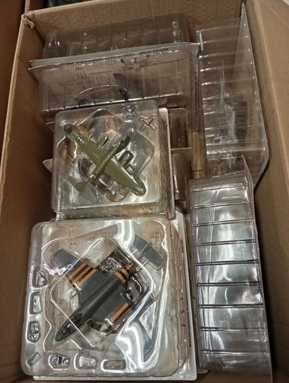 Lot de 10 cartons d'avions de differentes...