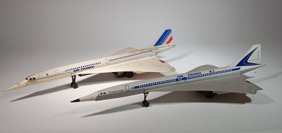 JOUSTRA. Reunion de 2 Concorde en tôle et...