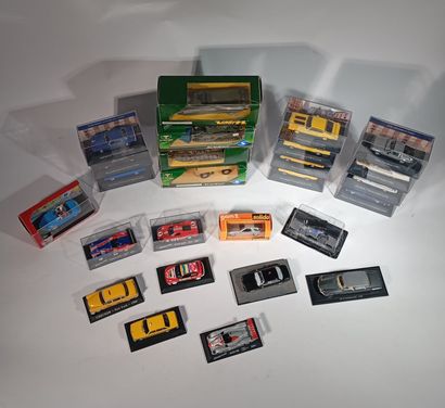 Lot de voitures de course miniatures en boite...