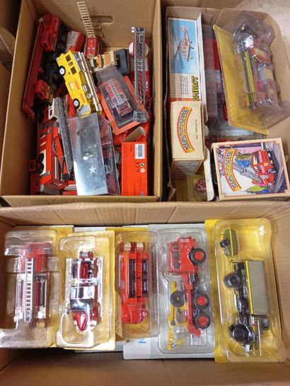 Lot de 12 cartons de vehicules de pompiers...
