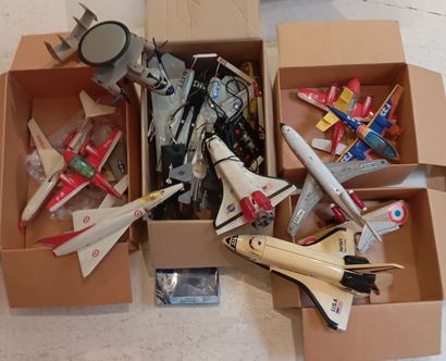 Lot d'avions et navettes diverses, grands...