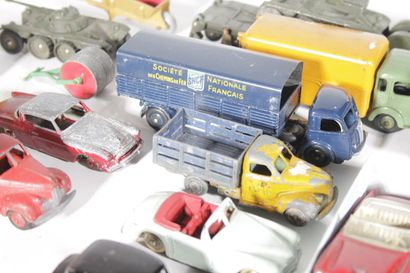 DINKY TOYS. Reunion de vehicules et divers...