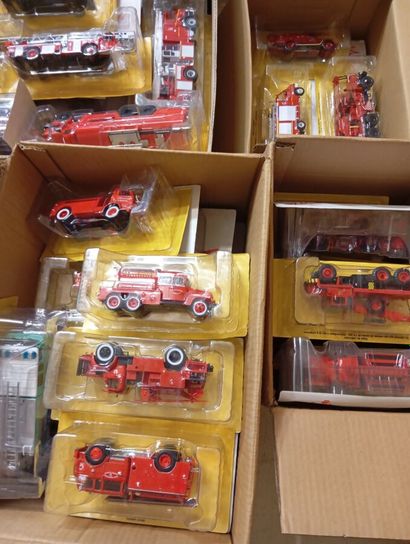 Lot de 12 cartons de vehicules de pompiers...
