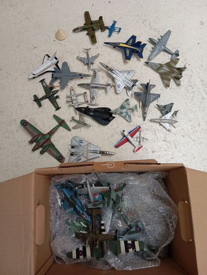 Lot d'avions miniatures et helicoptères de...