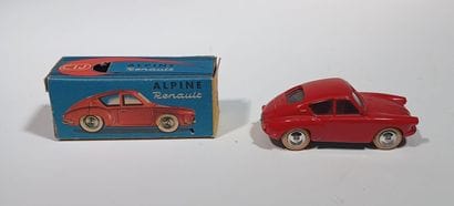 CIJ . Alpine Renault version rouge dans sa...
