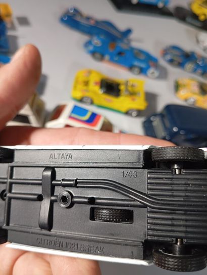 Lot de vehicules miniatures de fabricants...