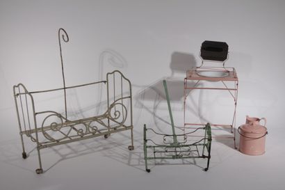 Ensemble de mobilier en metal dont berceaux...