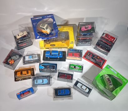 Lot de voitures miniatures dans leurs boites...