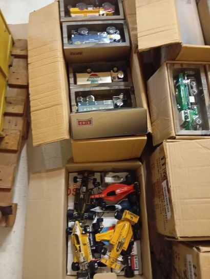 Lot de 7 cartons de la serie 