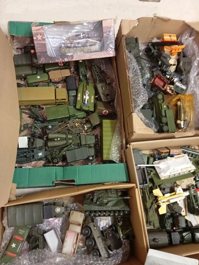 Lot de 9 cartons de vehicules militaires,...