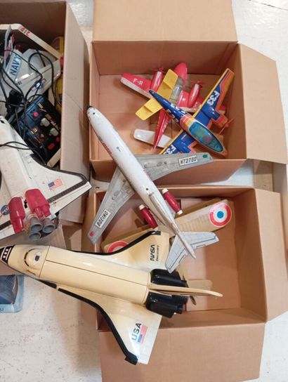 Lot d'avions et navettes diverses, grands...