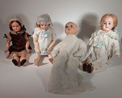 Reunion de 4 poupées dont une Limoges taille...