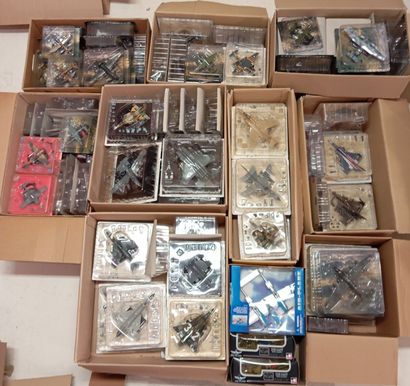 Lot de 10 cartons d'avions de differentes...