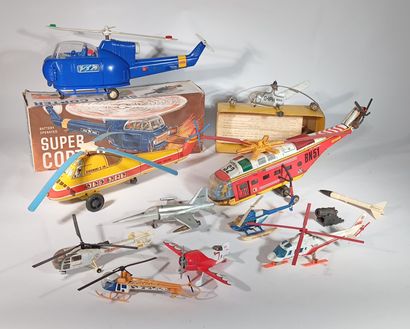 Lot d'avions miniatures et helicoptères de...