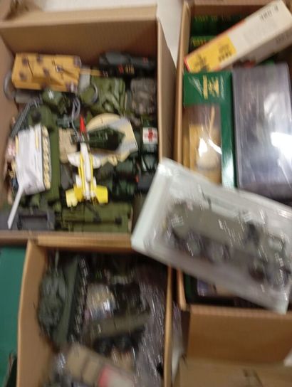 Lot de 9 cartons de vehicules militaires,...