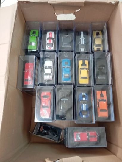 Lot de voitures de course miniatures en boite...