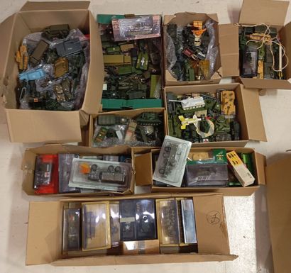 Lot de 9 cartons de vehicules militaires,...