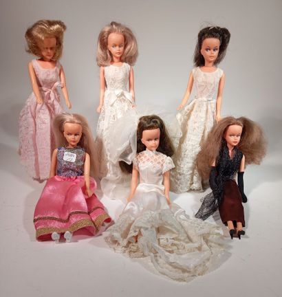 Reunion of 6 Tressy mannequin dolls with...