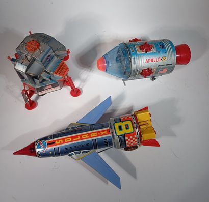 Reunion de 3 vehicules spatiaux de fabrication...