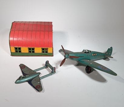 Reunion de 2 avions en tôle. 17cm de long...