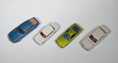 Reunion de 4 vehicules. Dinky Toys Peugeot...