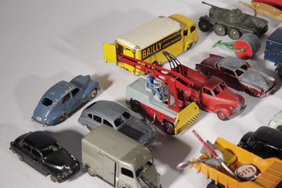 DINKY TOYS. Reunion de vehicules et divers...