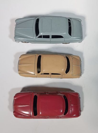 Reunion de 3 vehicules dinky Toys. Deux Renault...