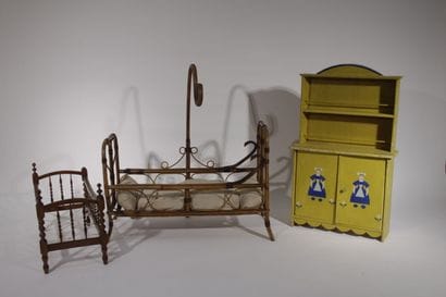 Lot de mobilier pour poupées et enfants dont...