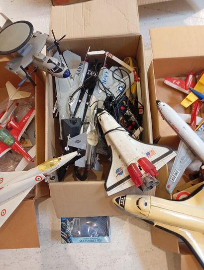 Lot d'avions et navettes diverses, grands...