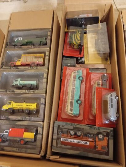 Lot de 7 cartons de camions sous blister...