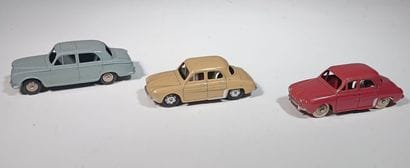 Reunion de 3 vehicules dinky Toys. Deux Renault...