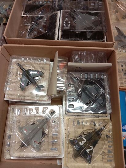 Lot de 10 cartons d'avions de differentes...