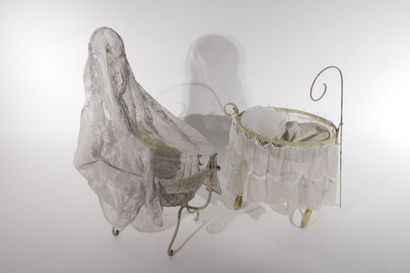 Ensemble de mobilier en metal dont berceaux...