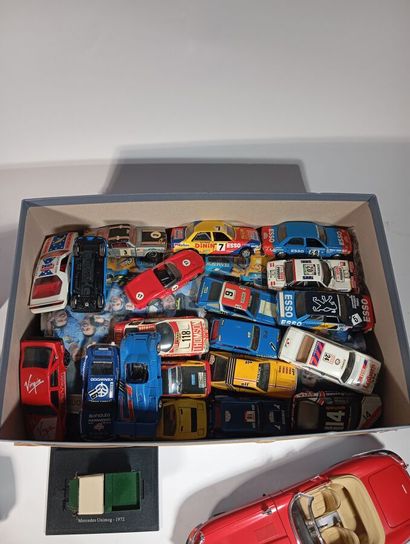Lot de voitures miniatures de differentes...